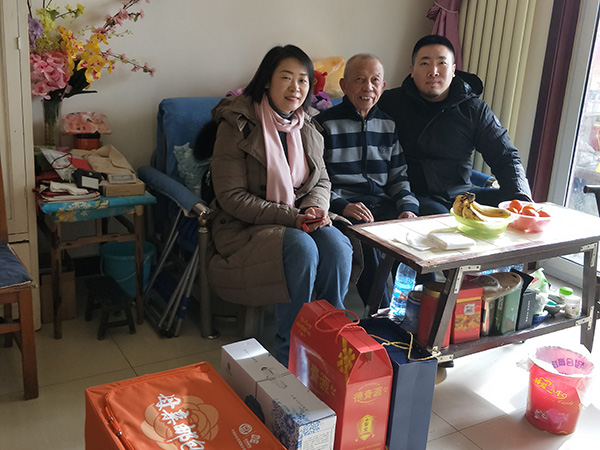 通州区工委春节前慰问老党员.jpg