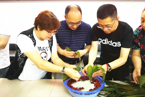 20190610致公党怀柔区支部与湖光社区居委会共同举办“粽香迎端午，传承家国情”活动_副本.jpg