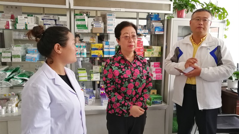 凉山2-20191008闫傲霜在拉克乡卫生院调研_副本.jpg