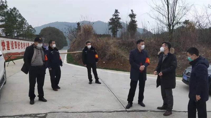 20200131黄青华到乡镇检查与湖北省道路隔离情况_副本.jpg