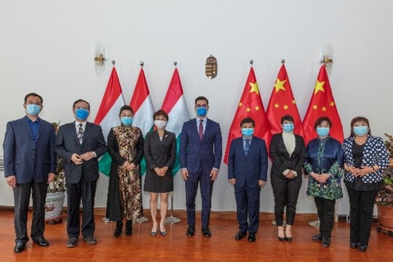 20200428匈牙利驻华大使馆捐赠仪式现场_副本.jpg