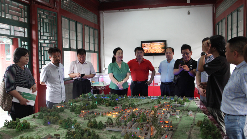 01-2018年7月 市委赴门头沟区开展低收入村帮扶工作调研，考察龙泉镇琉璃渠村（重点）.jpg