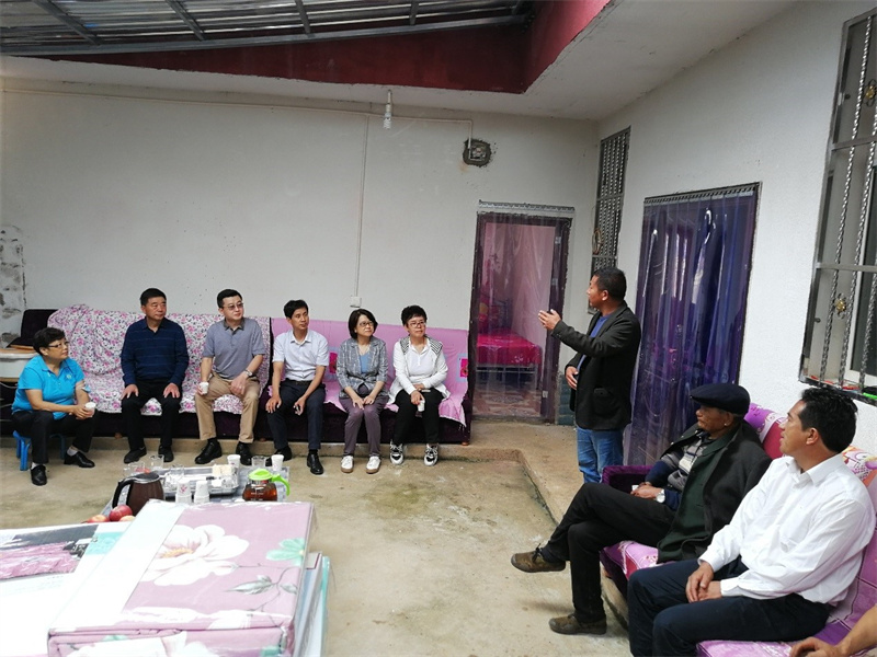 2020年9月，市委调研组在凉山州狐狸洞村与村民座谈.jpg