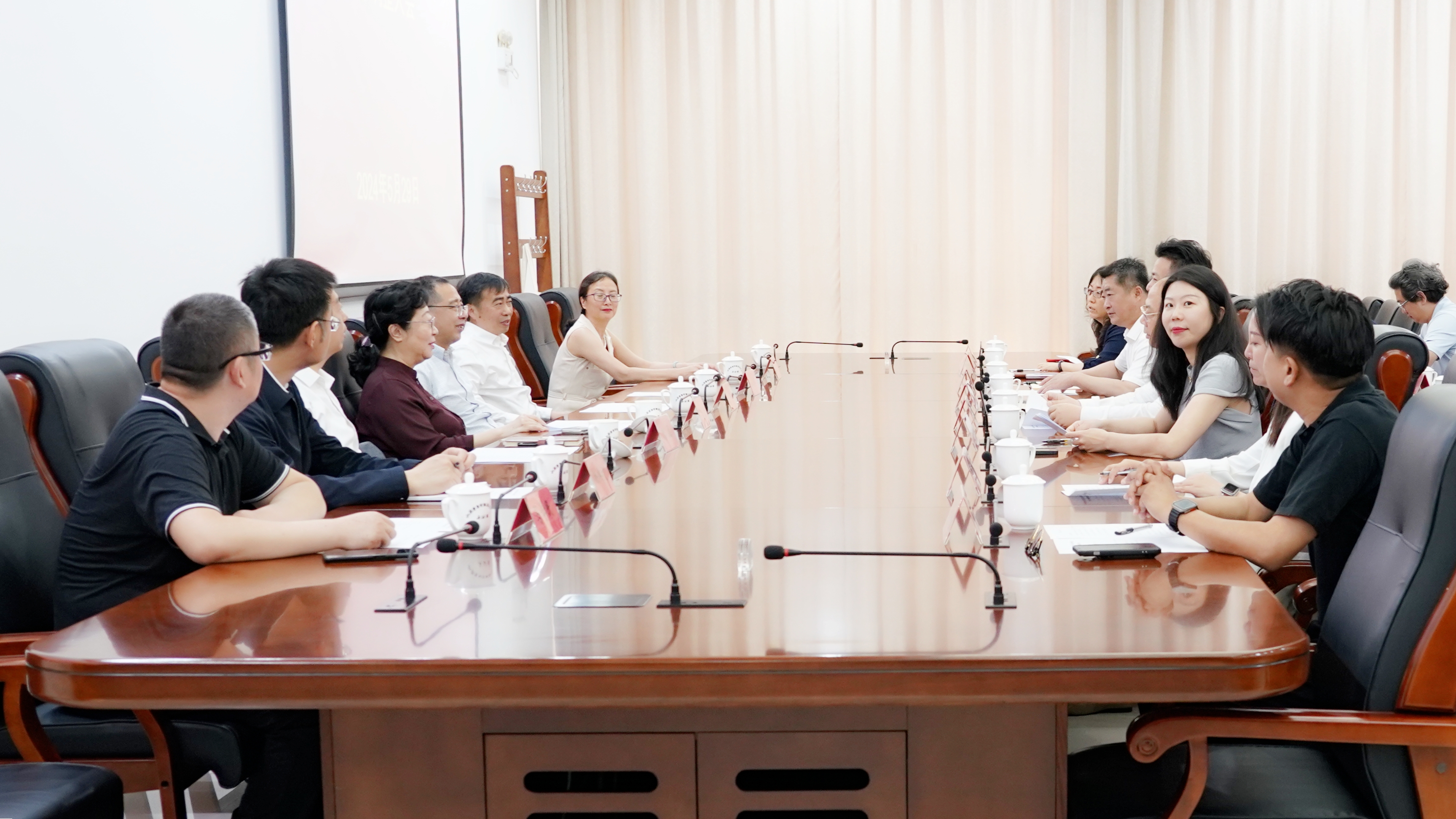 会议现场.jpg