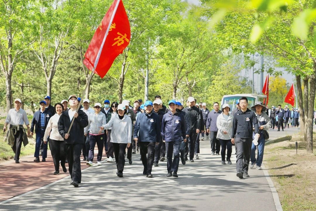 20250425市政协举办纪念“五一口号”发布77周年长走活动 魏小东参加2.jpg